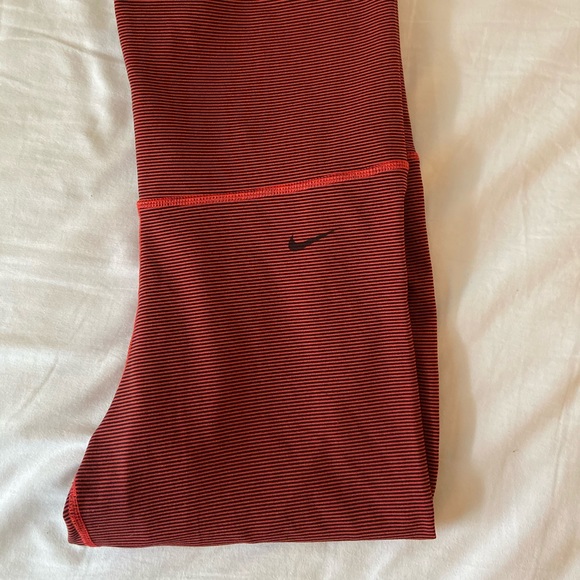 Nike crop workout leggings - Picture 2 of 3